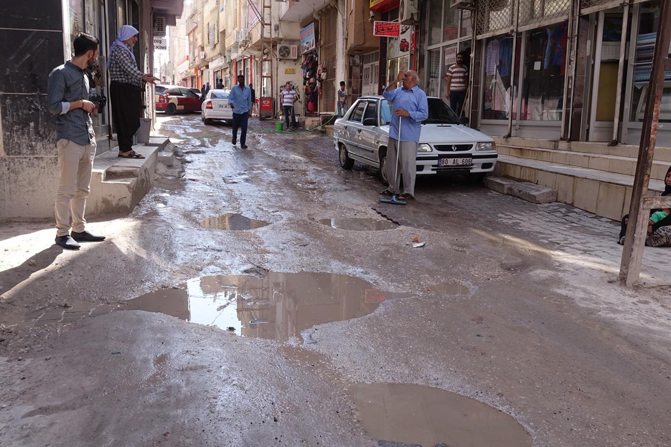 Esnaftan bitirilmeyen altyapı çalışmalarına tepki Esnaftan bitirilmeyen altyapı çalışmalarına tepki